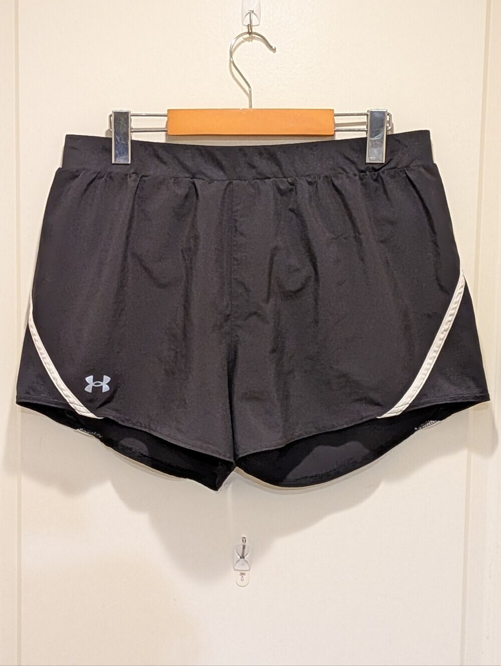 EUC Under Armour L Heatgear Loose Fit Black and White Training Mini Shorts